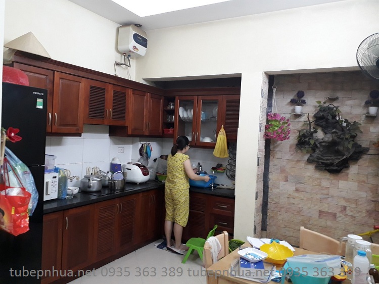 So sánh chi phí hoàn thiện bộ tủ bếp nhựa và tủ bếp gỗ